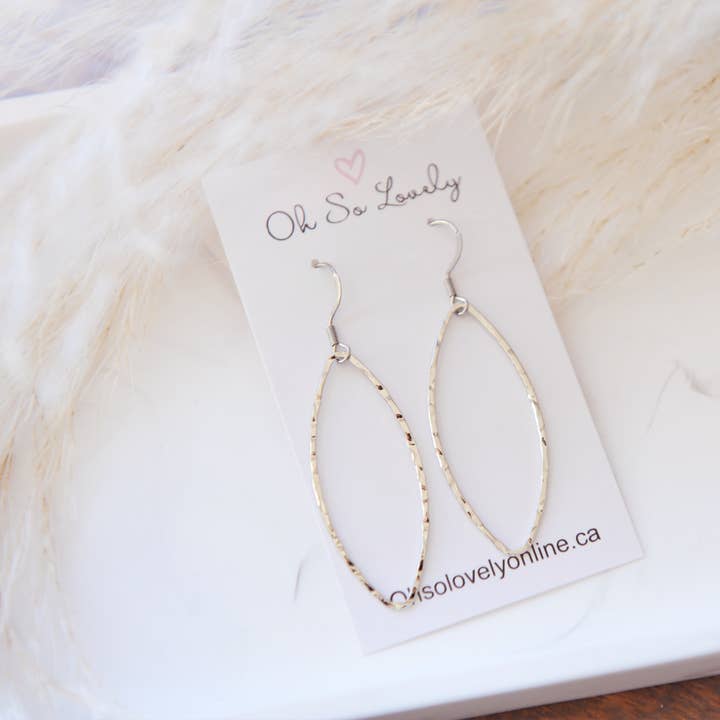 Boucles d'oreilles pendantes martelées pour la vente par Oh So Lovely
