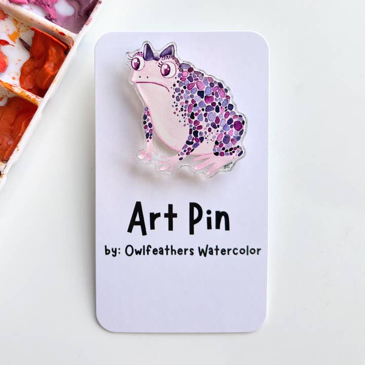 Broche Grenouille Violette – Art Amphibien Cottagecore Rêveur pour la vente par Owlfeathers Watercolor