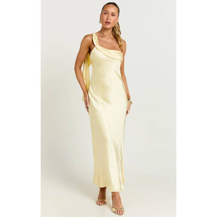 ONE SHOULDER SATIN MAXIKJOLE / CM6300H for engroshandel hos One and Only Collective