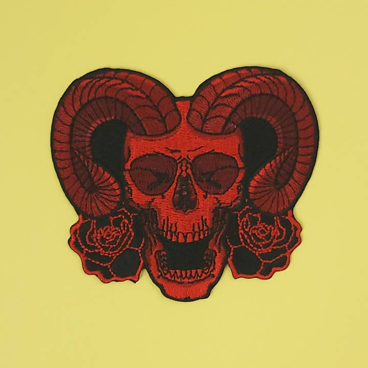 Meister - Écusson thermocollant brodé en forme de crâne cornu et de roses pour la vente par PeachyxJames