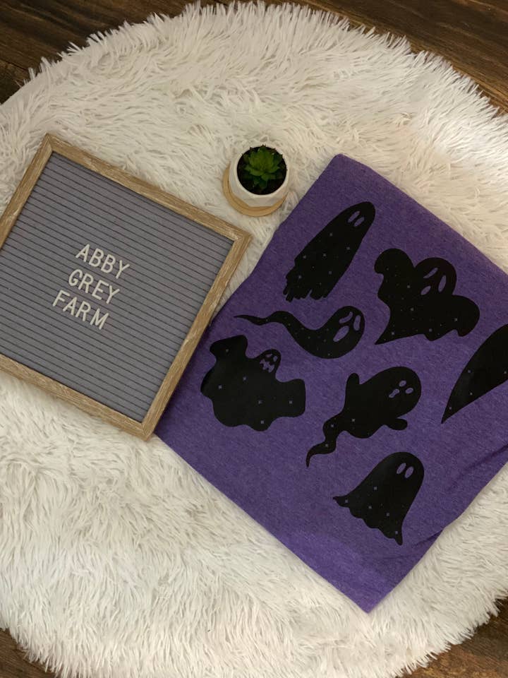 T-shirt graphique WS Seven Ghost pour la vente par Abby Grey Farm