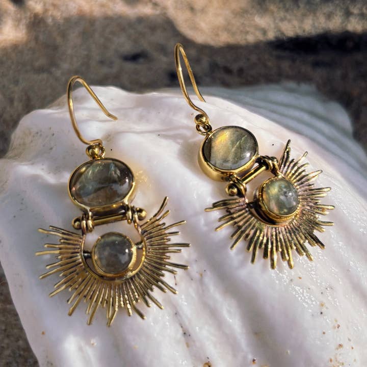 MEKAR blossom øreringe med regnbuemånesten for engroshandel hos Bonisita