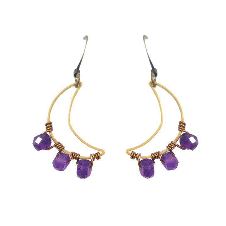 Boucles d'oreilles en pierre enveloppée avec contour de petite lune (plusieurs couleurs) pour la vente par Edgy Petal Jewelry