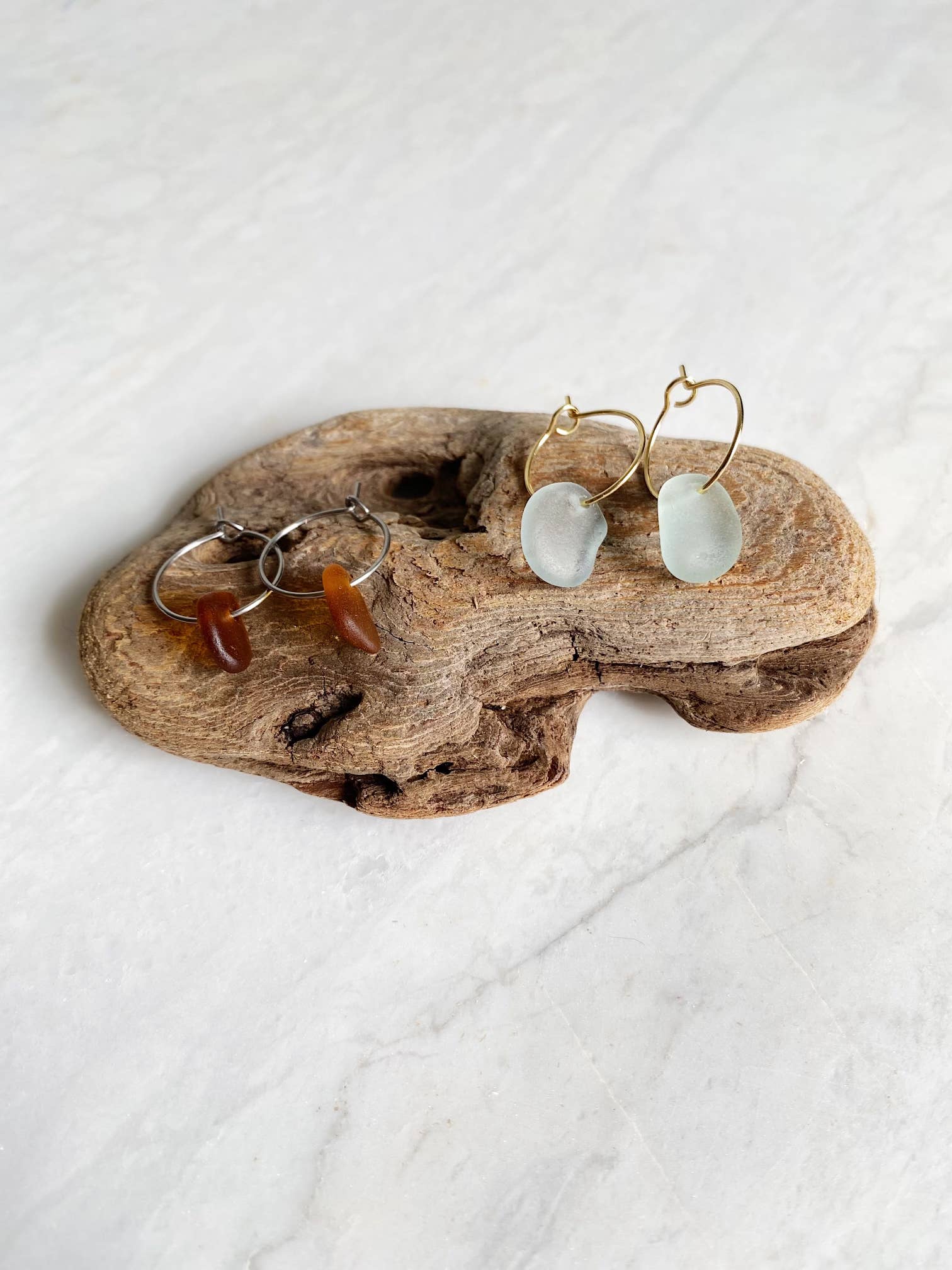 Salt & Pine - Vente Créoles - Boucles d’oreilles créoles en verre de mer • Petit cadeau côtier à moins de 15 $4