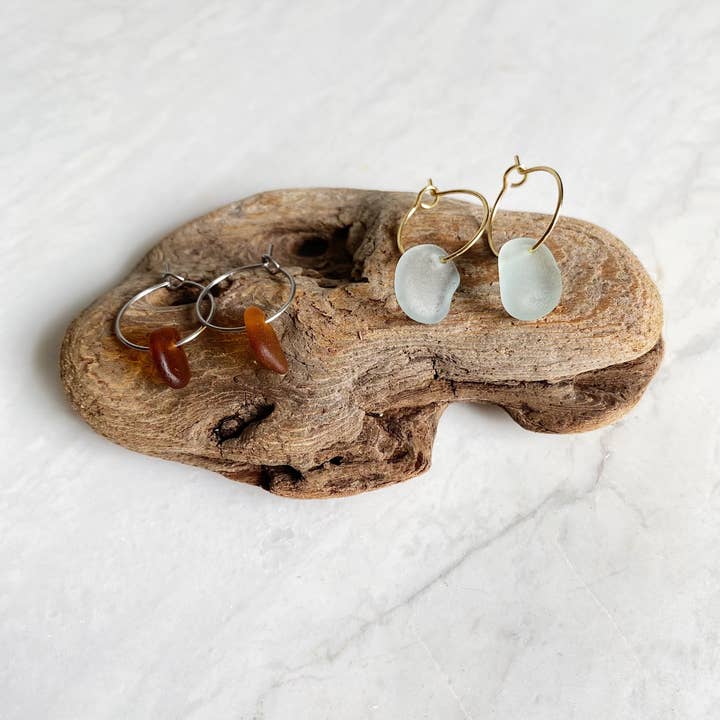 Salt & Pine - Vente Créoles - Boucles d'oreilles créoles en verre de mer • Petit cadeau côtier à moins de 15 €6