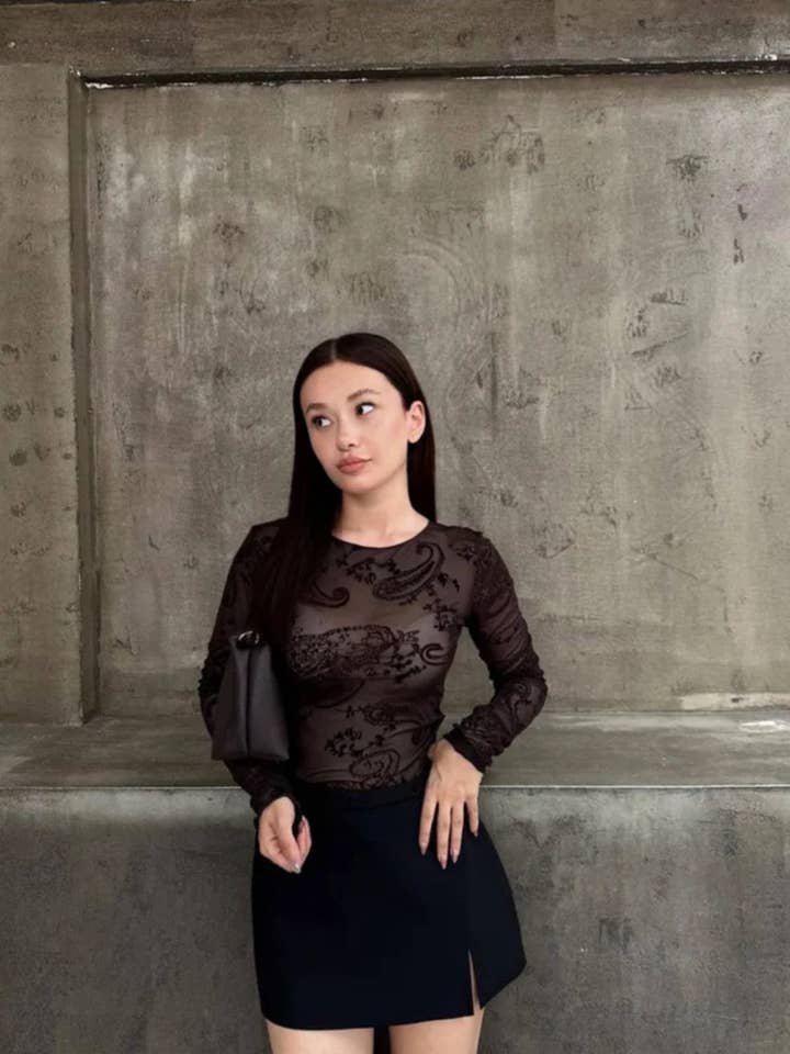 Cette veste courte en sherpa douillet en peluche présente un tissu doux et moelleux. pour la vente par My 9Teen