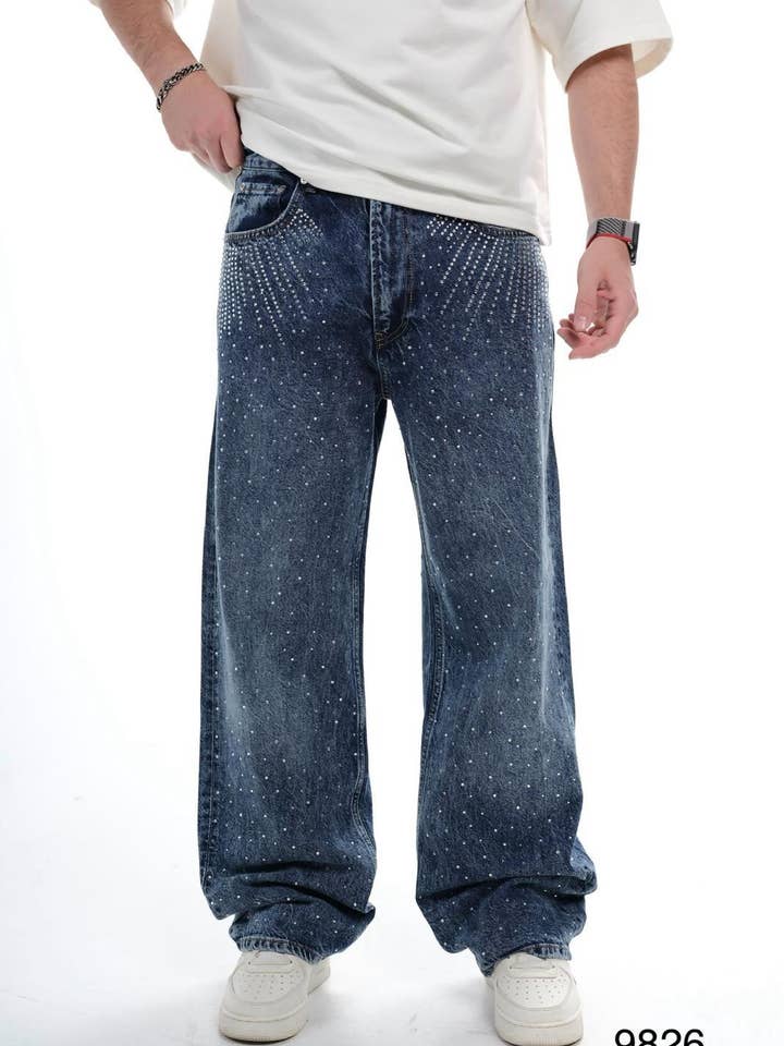 Herrjeans med baggy passform och strassdekorationer i blå denim 0924B9826 för wholesale av Monocloth