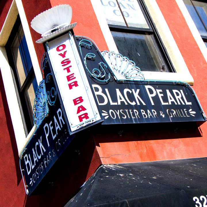 Black Pearl Seafood & Oyster Restaurant Coaster för wholesale av South Austin Gallery