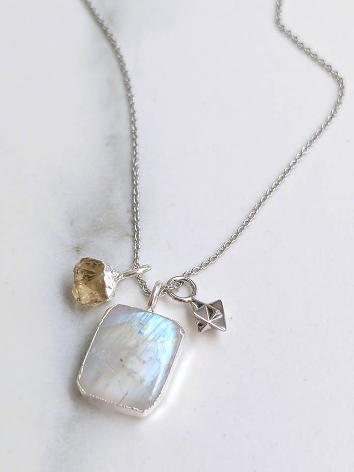 Trio Månestens-, Citrin- og Amulet-halskæde for engroshandel hos Lapis London