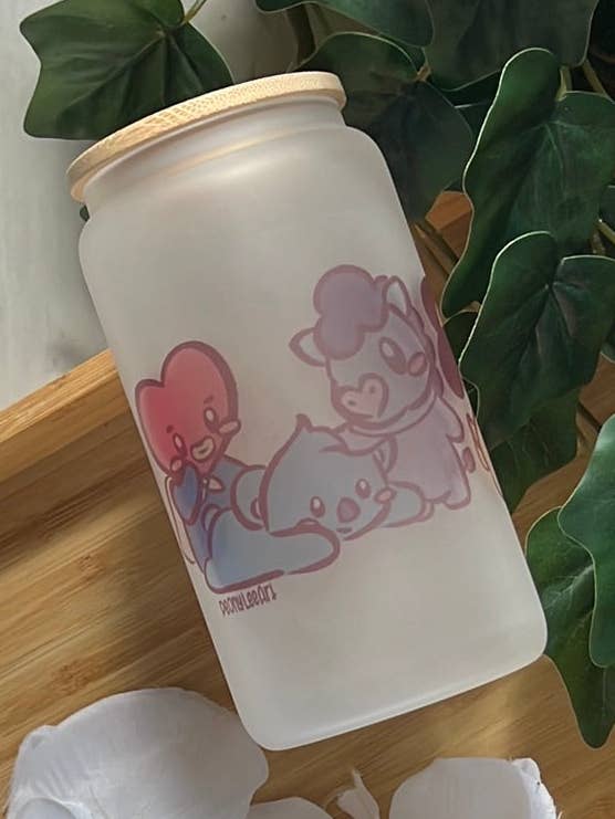 BT21 Roll Call 16oz Frostet Glas Tumbler med Glas Sugerør for engroshandel hos Peony Lee Art