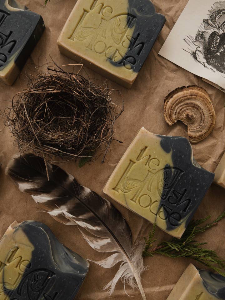 Savon artisanal sans huile de palme Forest Signature pour la vente par The Ash House Soap Studio