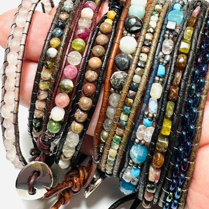 Bracelet en cuir avec pierres précieuses énergétiques pour la vente par Janine’s Jewelry Design