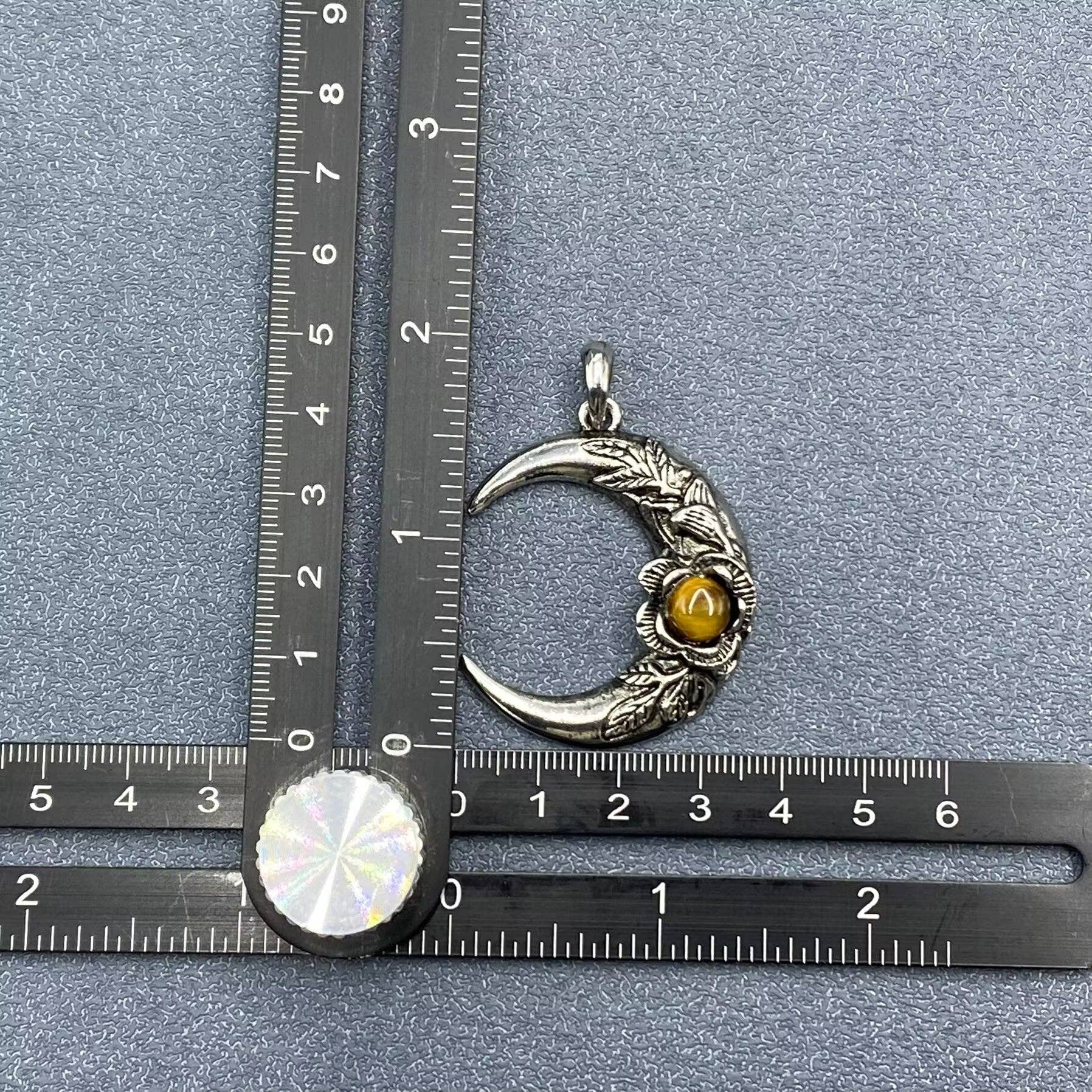 Mio Queena – wholesale Spiritual stone/crystal – Vintage Inlaid Stone Rose Moon Charm Pendant - CS/MS19