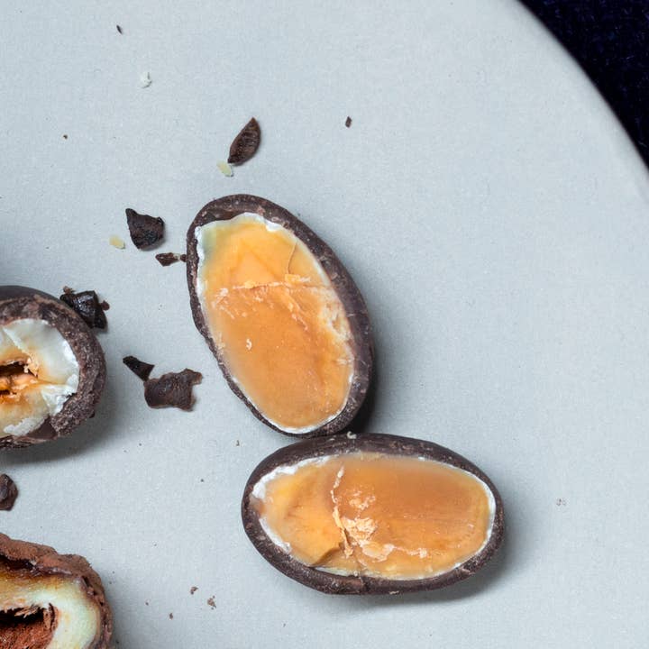 Cioccolato Lavoratti 1938 - Wholesale Chocolate Covered Sweets - Etna almonds covered with dark chocolate and salt3