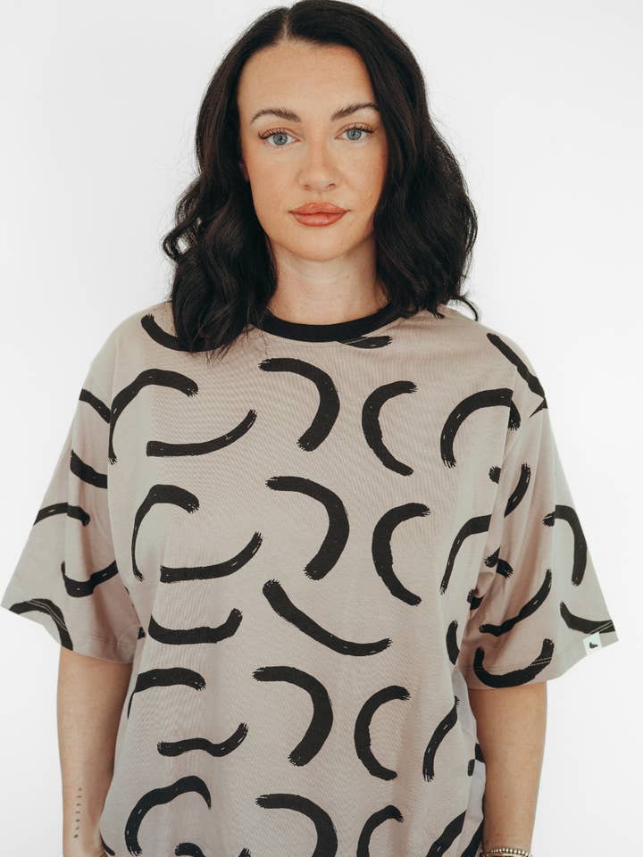 T-shirt Oversized com Estampa de Enseada Elsie Stone por atacado de Turtledove London