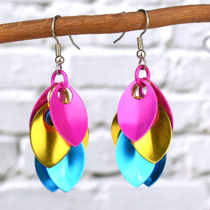 Rebeca Mojica Jewelry - Vente Boucles d'oreilles pendantes - Pansexual Pride - Boucles d'oreilles courtes en forme de feuilles en cascade1