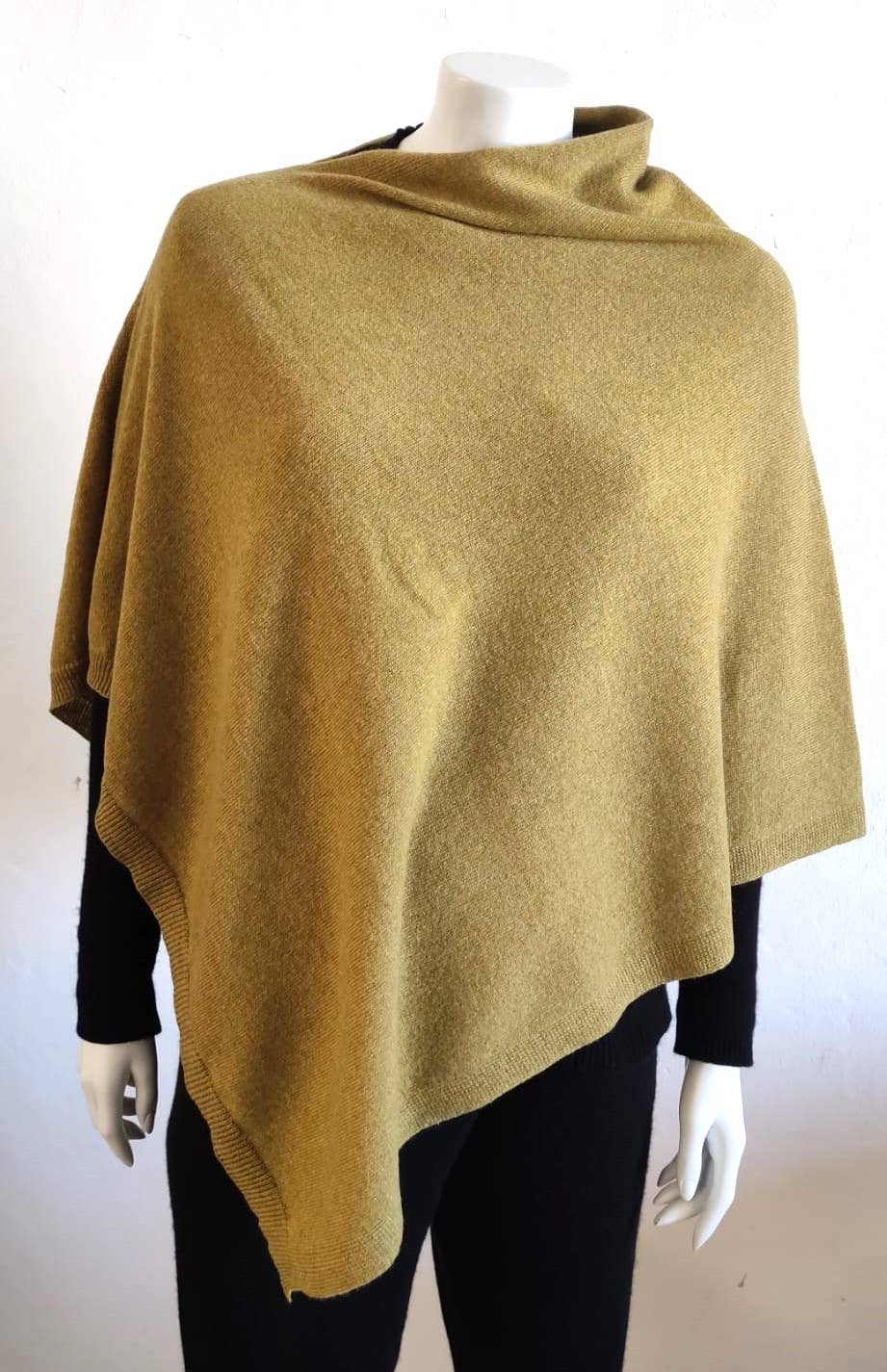 BenveCashmere - Wholesale Poncho - Women's - ONE SIZE FITS ALL PURE CASHMERE KNITTED PONCHO6