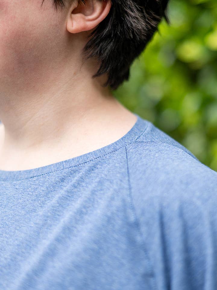 Knieriem Designs – Engroshandel Strikket top - Dame – Kortærmet blå striktop i Rayon Lycra-blanding1