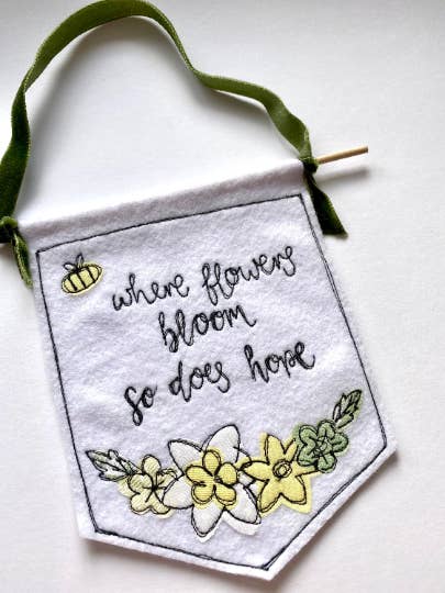 Bannière fleurs pour la vente par Girl Friday Embroidery