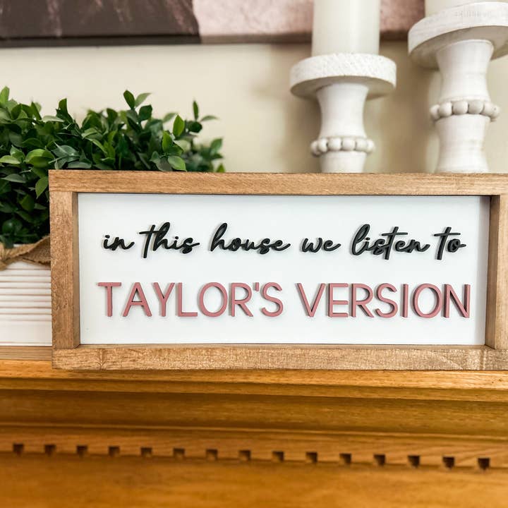 Three Bees Decor - Wholesale Sign - In this house we listen to Taylor's Version