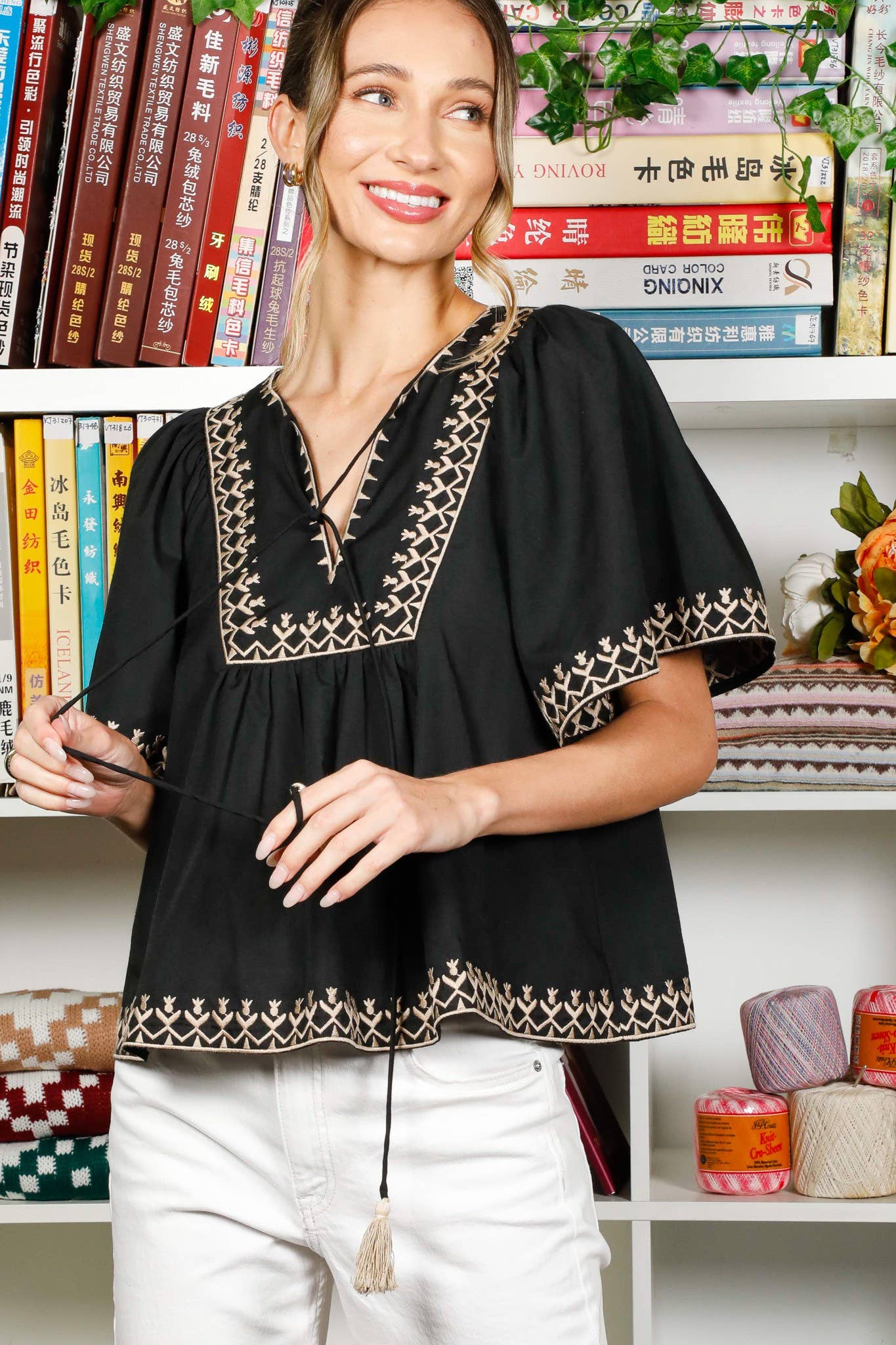 Vine & Love - Vendita all'ingrosso Camicetta - Donna - Blusa boho ricamata con collo a fiocco e scollo diviso a V VT8248615