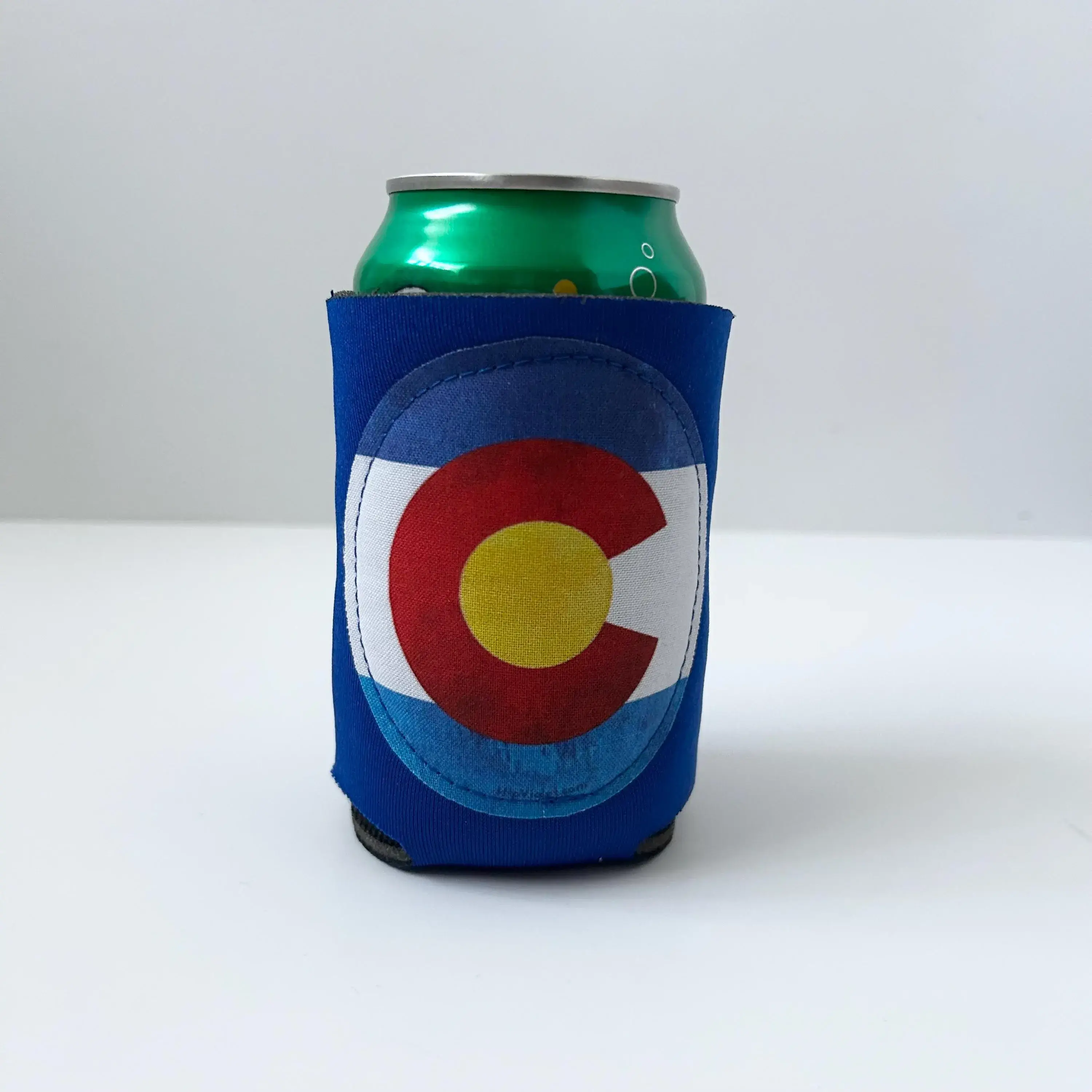 Hip Violet – Großhandel Getränkemanschetten & -Koozies – Dosenkühler mit Colorado-Flagge1
