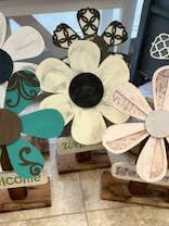 Porch Sitter Flower voor wholesale door Deeply Rooted, a lil Texas shopping experience