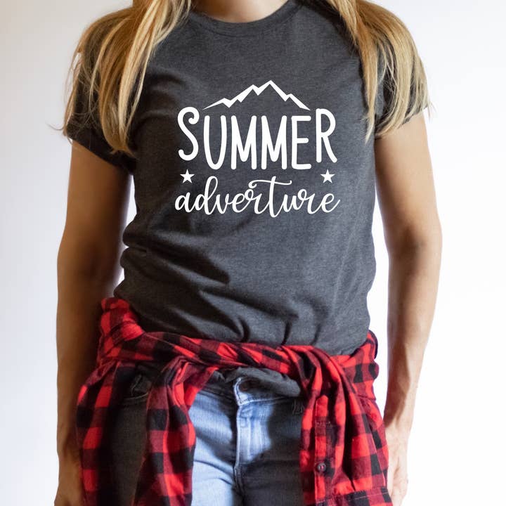 T-shirt à manches courtes Summer Adventure | Chemise d'été | Chemise personnalisée | Chemise pour femme | Cadeau d'anniversaire pour les amateurs d'aventure pour la vente par Awkward Mama Designs