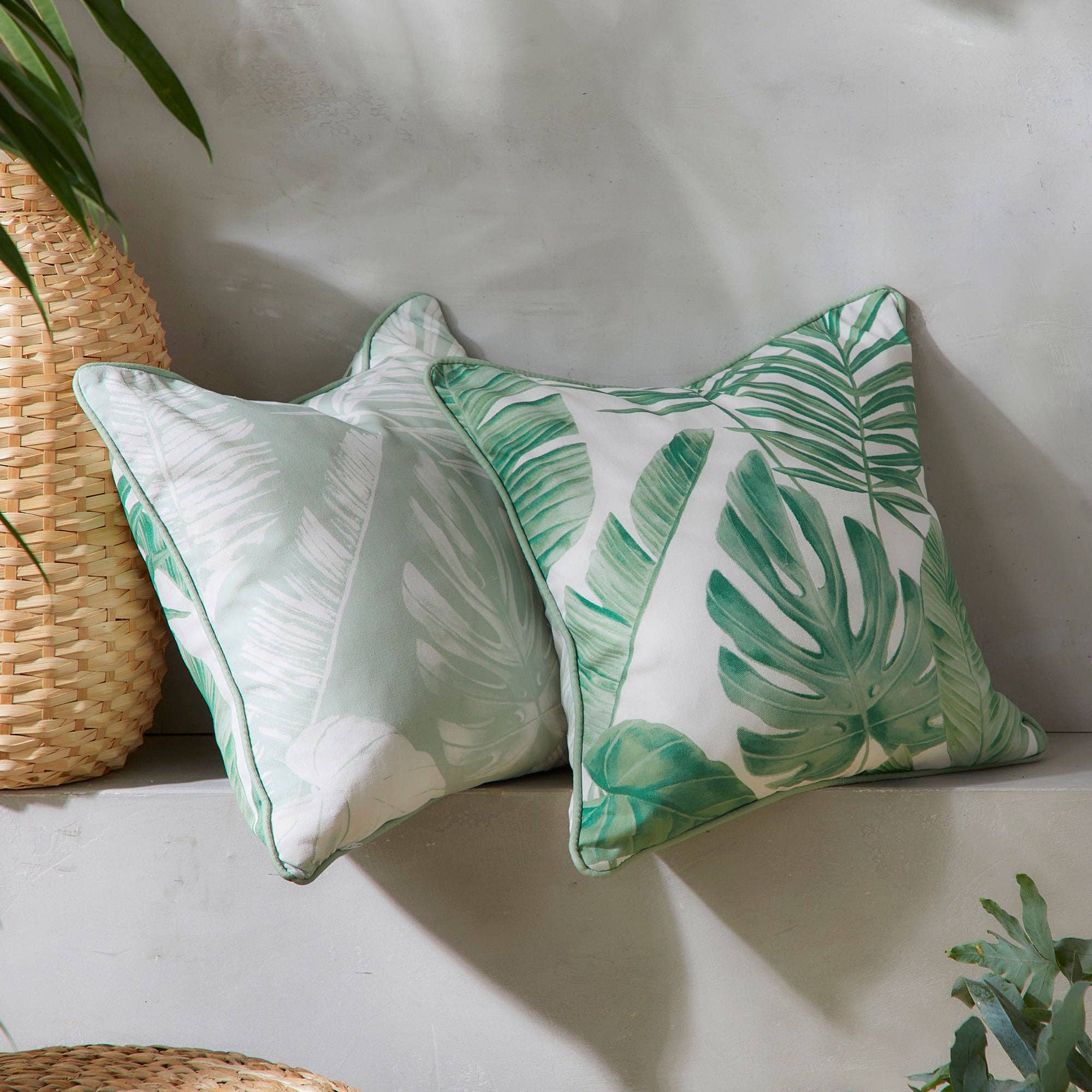 UW Home – wholesale Throw/decorative pillow – Tahiti Outdoor Cushion by D & D in Green 43 x 43cm0