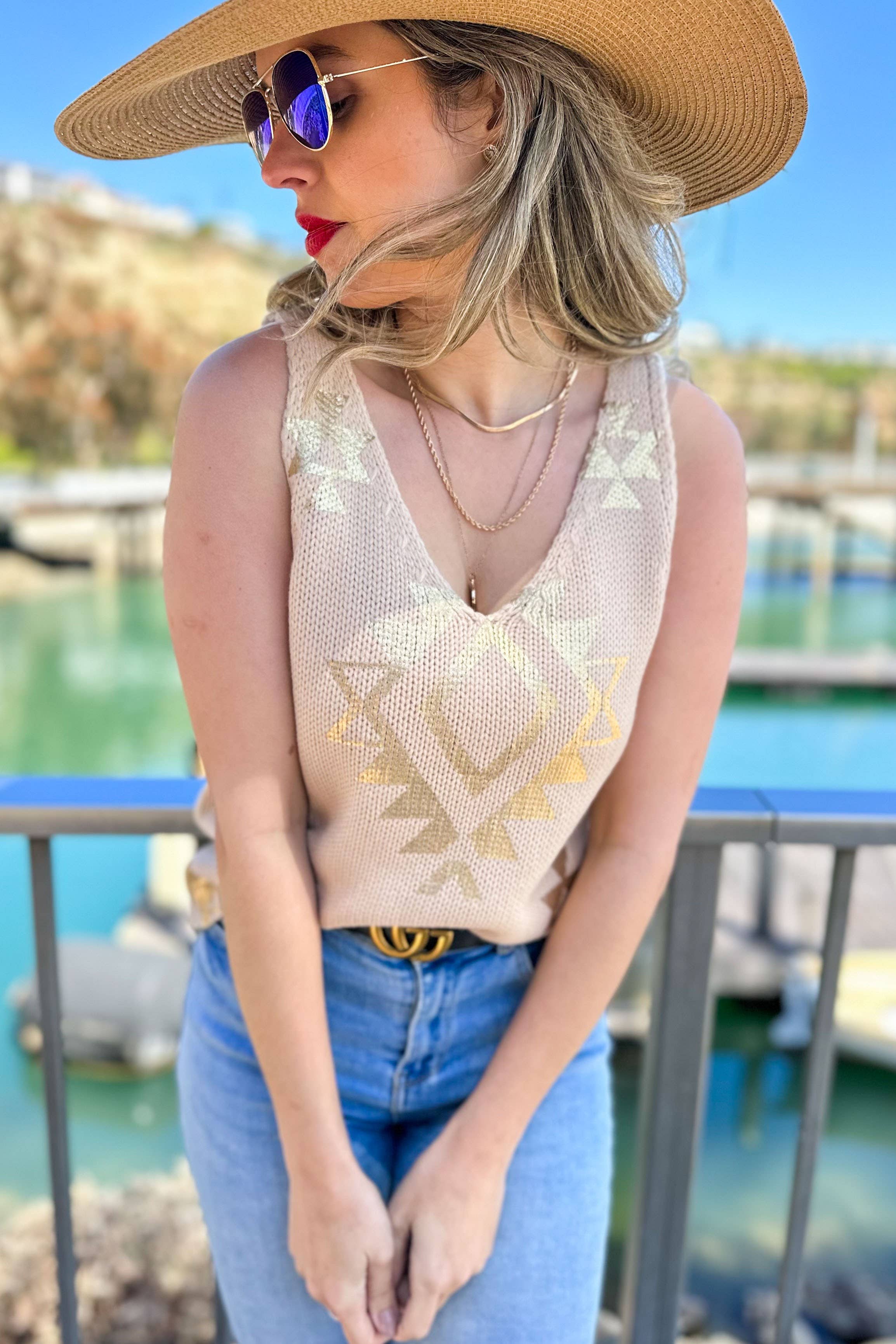 Tenente Taupe Lt.Taupe Gold Aztec Tampo em malha sem mangas com decote em V para venda a revendedores na Faire3