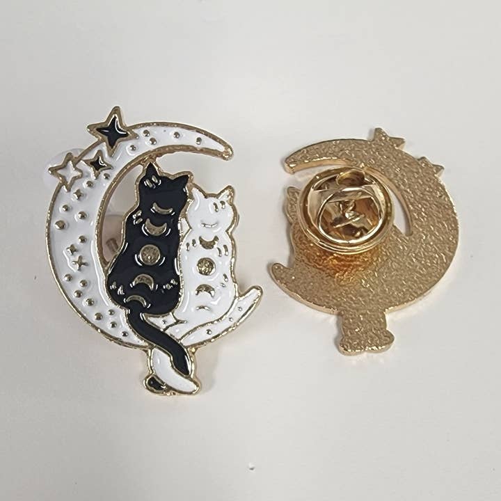 Épinglette en émail Chats dans la lune noir et blanc pour la vente par D SCENT
