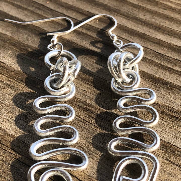 Jewelry With Me - Vendita all'ingrosso Orecchini pendenti - Orecchini lunghi a triangolo astratto a zig zag con filo d'argento sterling.2