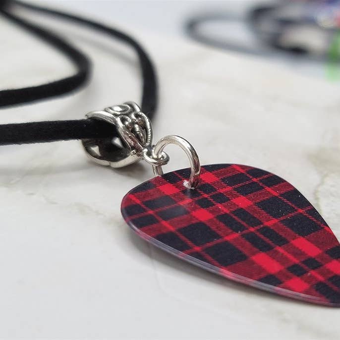 Simply Raevyn – wholesale Hänge-/berlockhalsband – Djupt rosa & svart pläd gitarr plocka halsband på mocka sladd