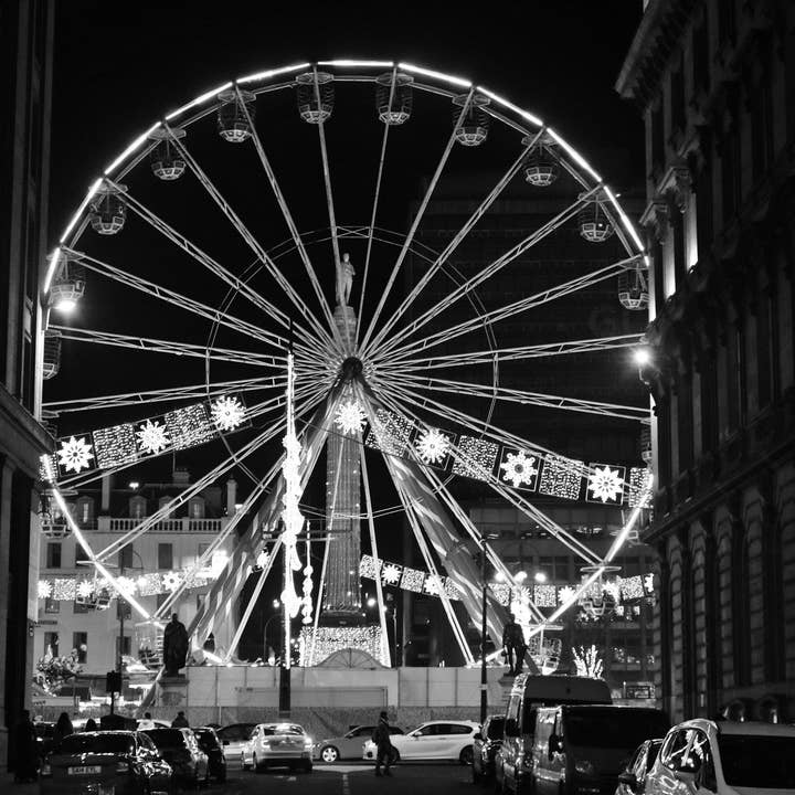 Impression photographique en noir et blanc sur la grande roue de Glasgow George Square pour la vente par Mo & Paul Photography