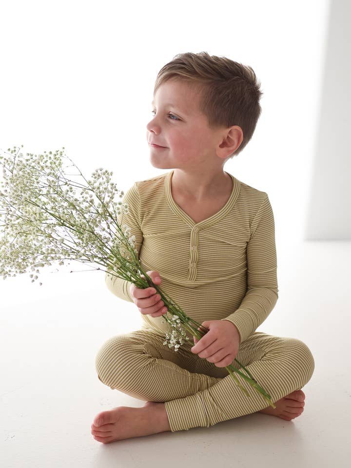 Pyjama deux pièces en bambou | Côtelé à rayures Willow pour la vente par Forever French Baby