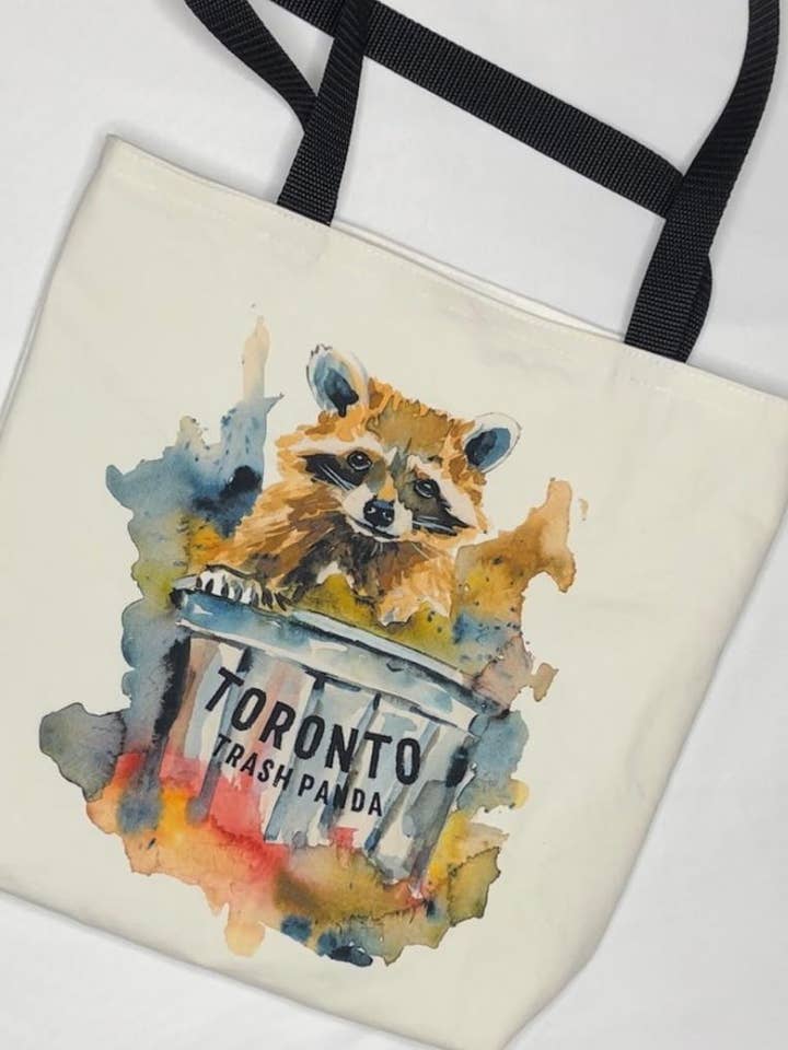 Sac fourre-tout Toronto Trash Panda/Souvenir Toronto pour la vente par The Doodle Diary