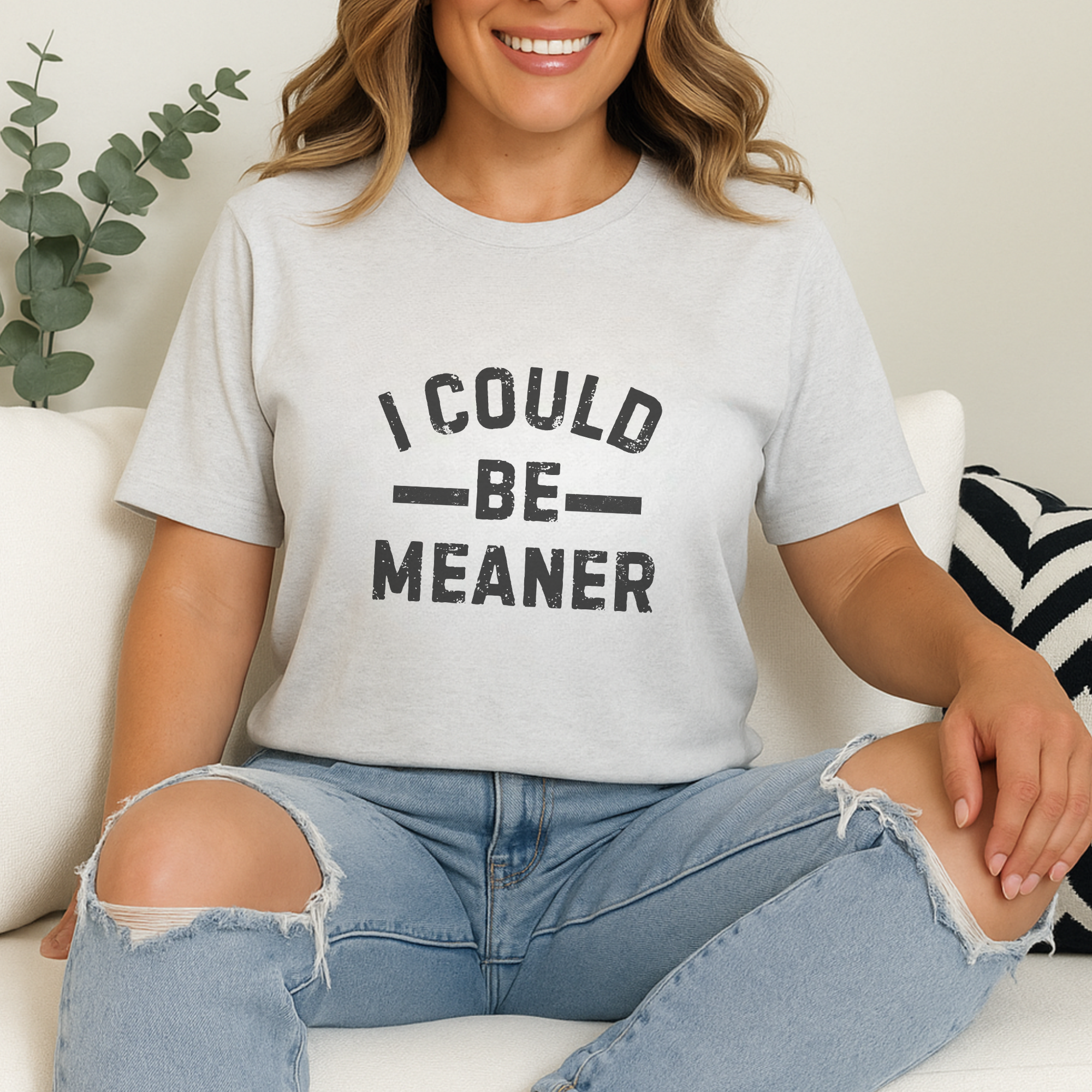 Trendznmore - Modern Graphic Apparel - Venta al por mayor Camiseta serigrafiada - Mujer - Camiseta Gráfica Divertida "Podría Ser Más Mala"3