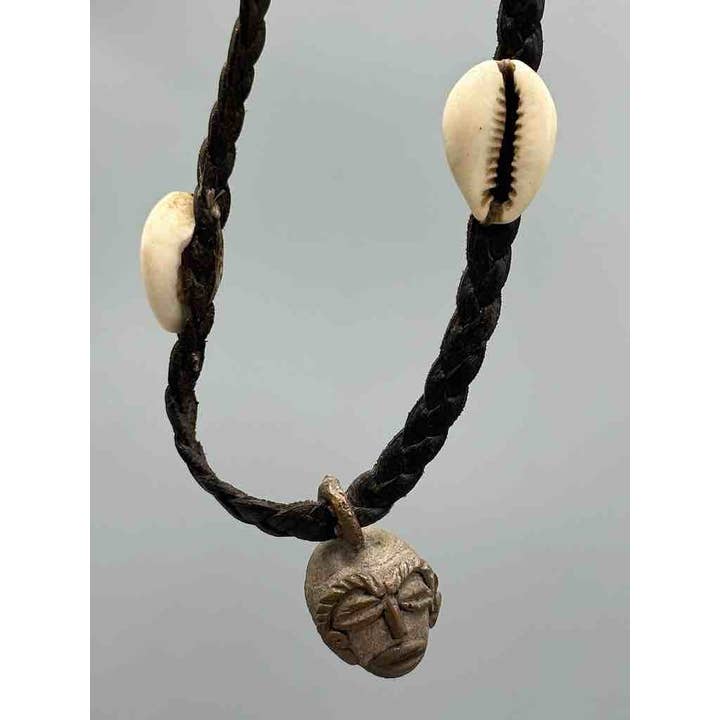 The Niger Bend – Engroshandel Halskæde med vedhæng – Læder & Cowrie Shell messing maske vedhæng halskæde - Mali