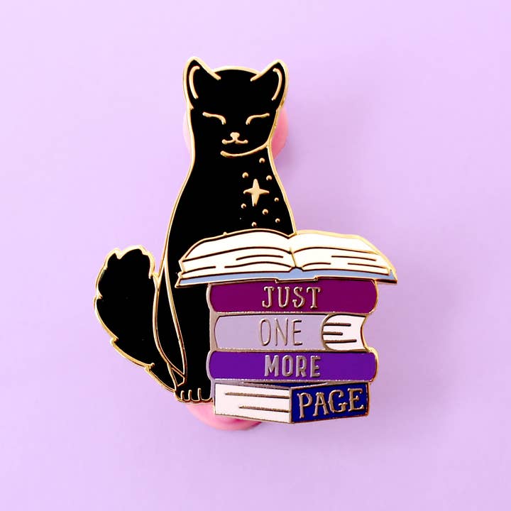 Épinglette en émail pour chat Just One More Page Book pour la vente par Glitter Punk