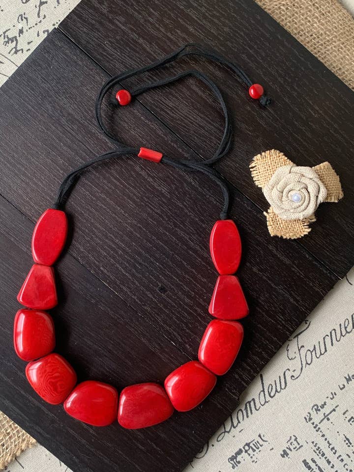 Collar rojo simple de nuez de tagua Collar ajustable Arte portátil Collares grandes y llamativos Moda de otoño Arte para llevar Collar llamativo para venta al por mayor de Galapagos Tagua