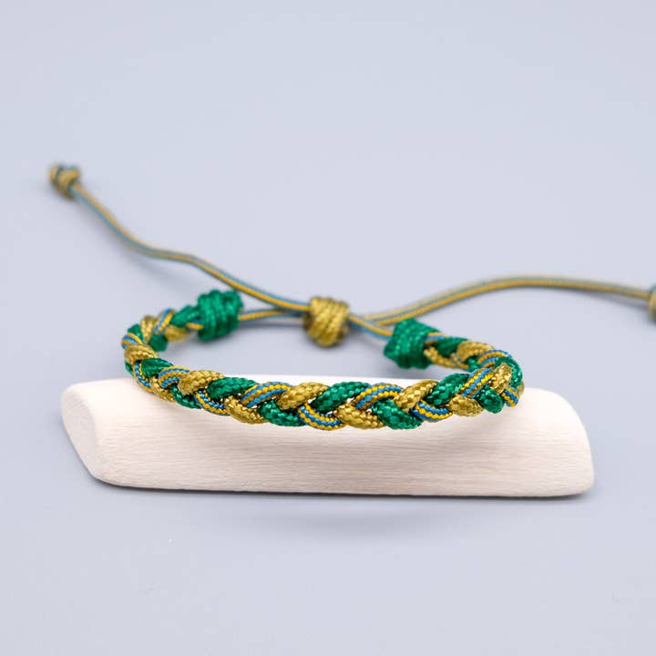 Gevlochten paracord-armband in groen en goud voor wholesale door La Fabrique du Noeud
