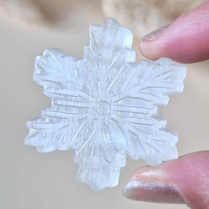 Selenit Schneeflocke 40 mm Schnitzerei - Weihnachts Edelstein Winter Dekoration für den Großhandel von Moonlight Gemstones