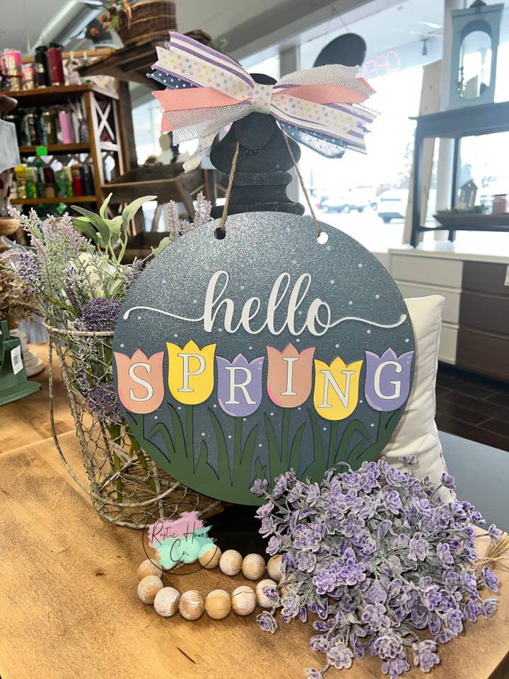 Colgador de puerta redondo de tulipanes "Hola primavera" de 12” para venta al por mayor de Rustic Home Co LLC