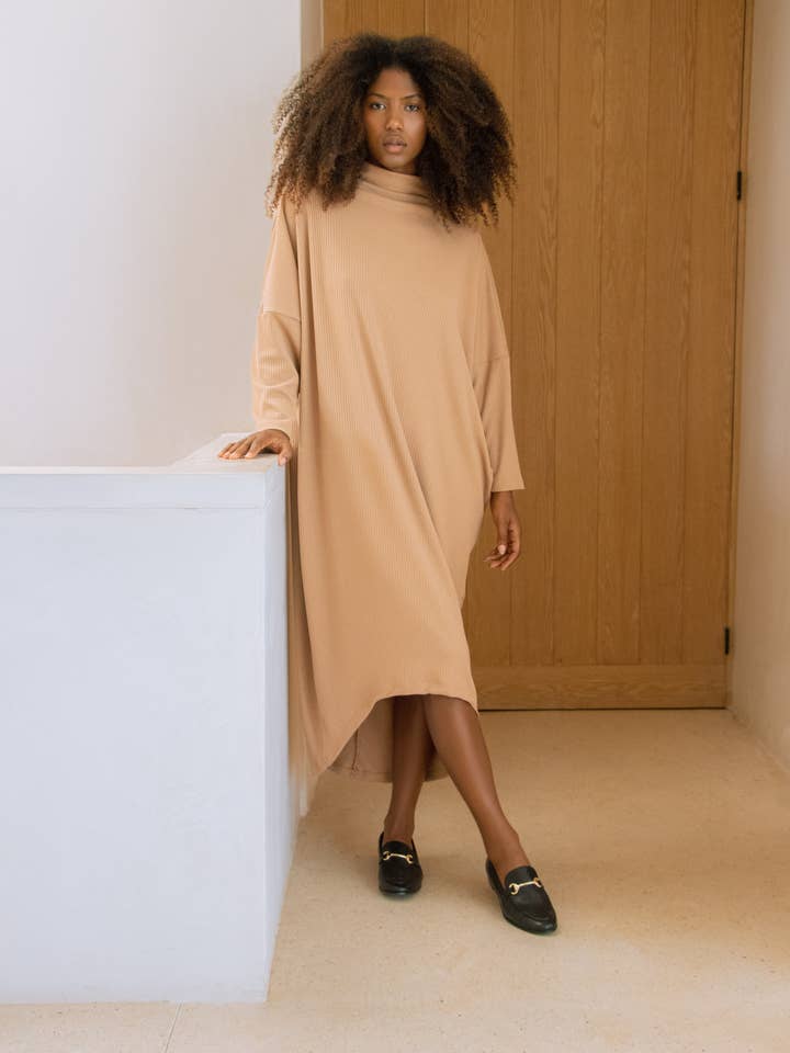 FRANKFURT-KLEID SANDFARBEN für den Großhandel von MAS Montreal