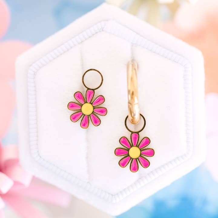 Charms Marguerite Rose Vif pour la vente par Pierced Co