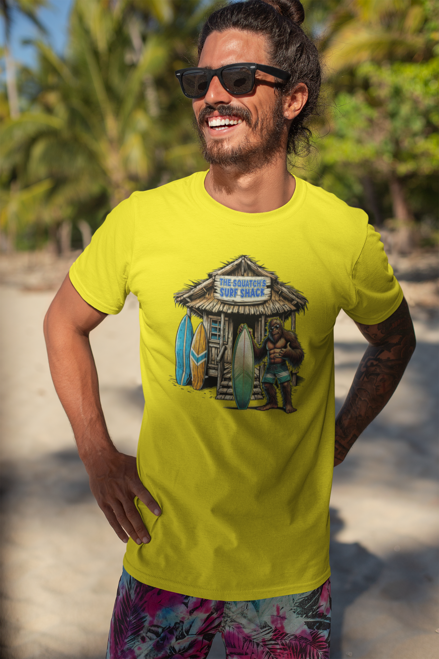 Squatchin’ Country – Großhandel T-Shirt (Grafikdruck) – Unisex – Bigfoot Surf Shack T-Shirt (blau oder gelb) anpassbar8