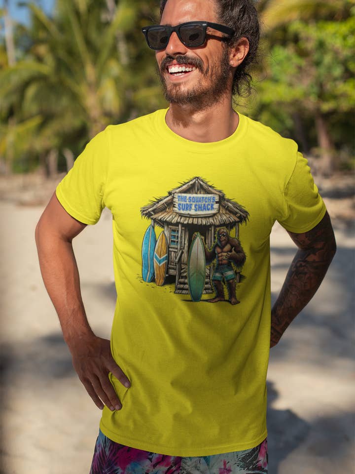 Squatchin’ Country – Großhandel T-Shirt (Grafikdruck) – Unisex – Bigfoot Surf Shack T-Shirt (blau oder gelb) anpassbar8
