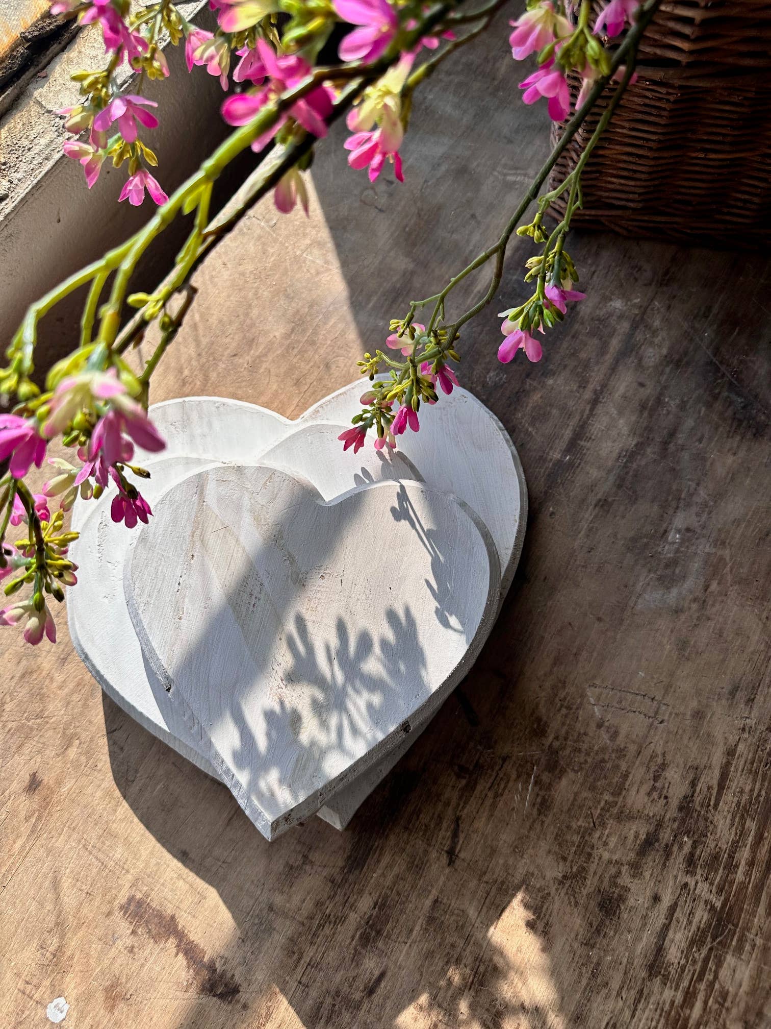 The Global Swap Shop - Venta al por mayor Bandejas/platos/boles decorativos - Cargadores de Madera con Forma de Corazón, juego de 33