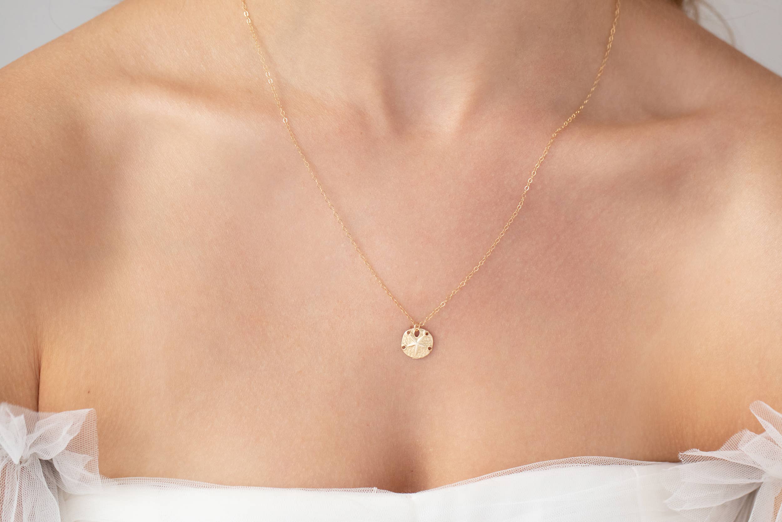 Thira Jewelry - Vente Colliers à pendentif - Collier Dollar Sable Doré0