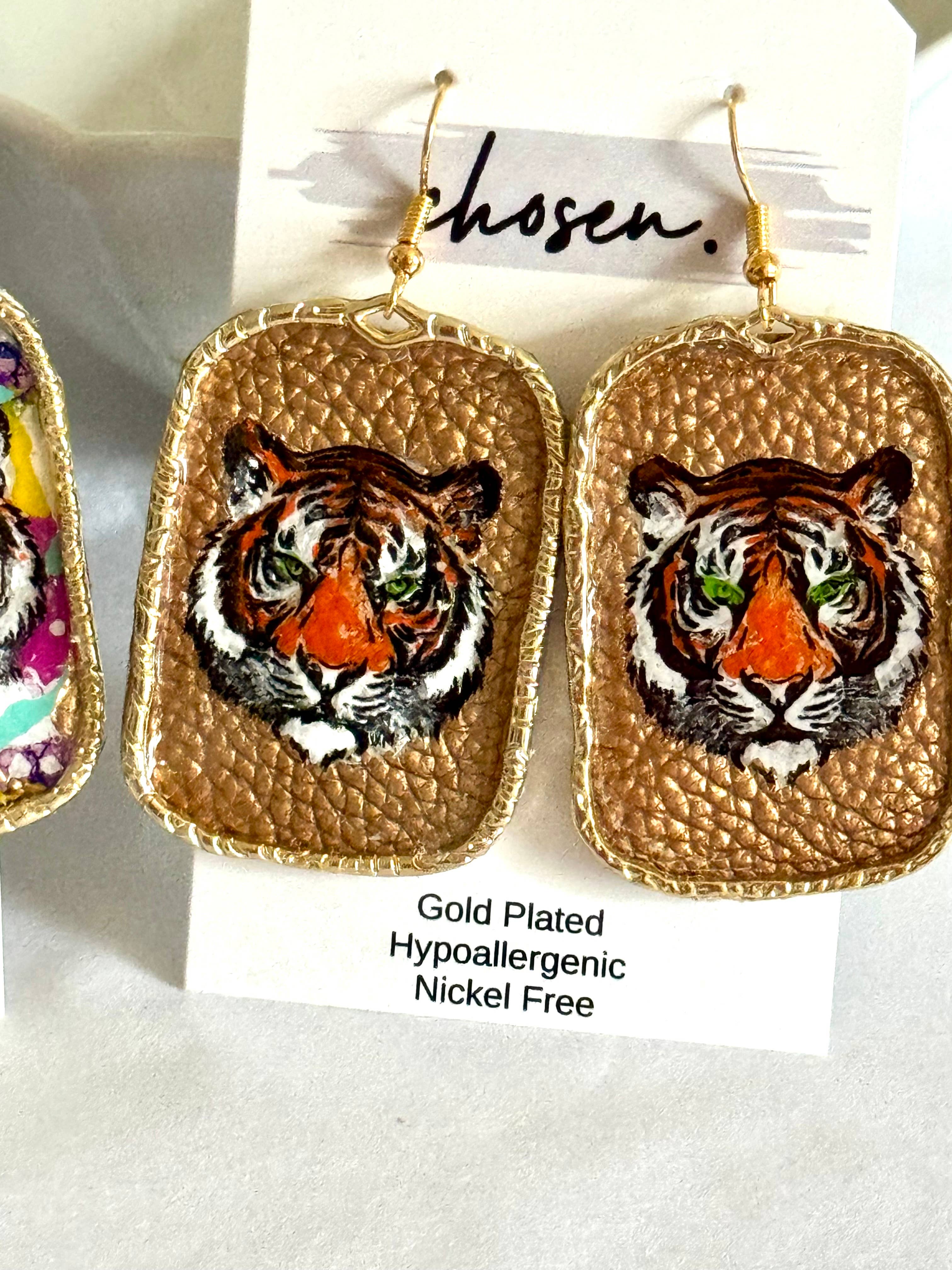 Chosen – wholesale Hängande örhängen – Tiger Town handmålade läderörhängen4